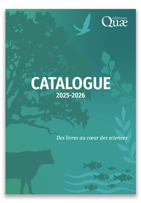 Couverture du Catalogue 2025-2026 : silhouettes vertes de nature, d’animaux terrestres et aquatiques et d’un oiseau, avec le slogan « Des livres au cœur des sciences » et le logo des Éditions Quae.